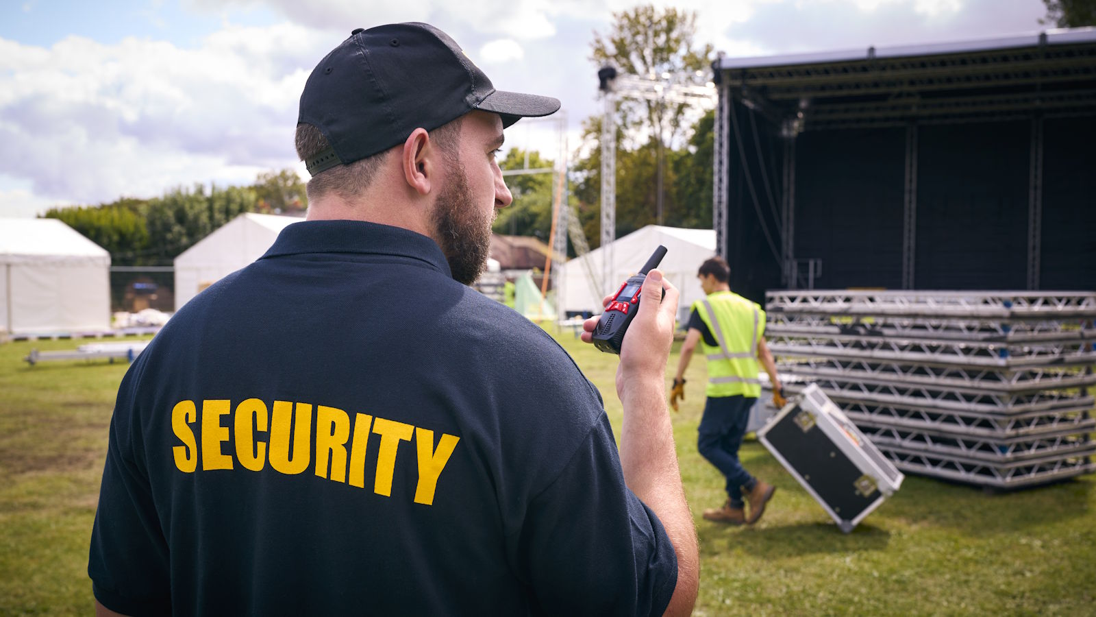 Sicherheitsmitarbeiter beim Festivalaufbau in Parchim