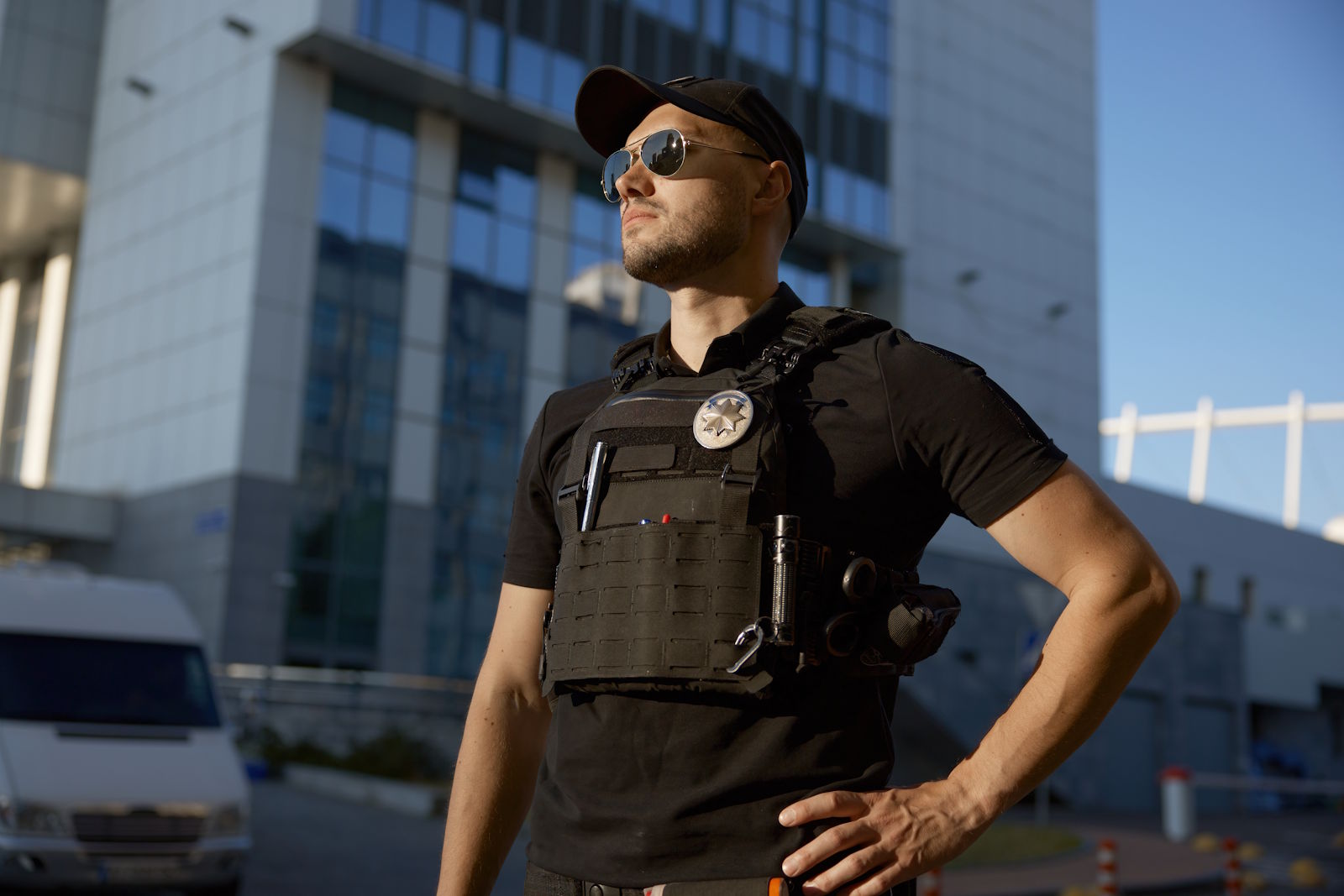 Sicherheitsmann vor einem Gebäude